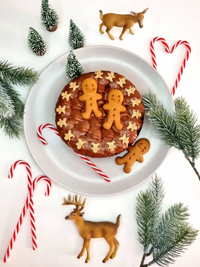 圣诞节冷杉装饰姜饼蛋糕美食图片